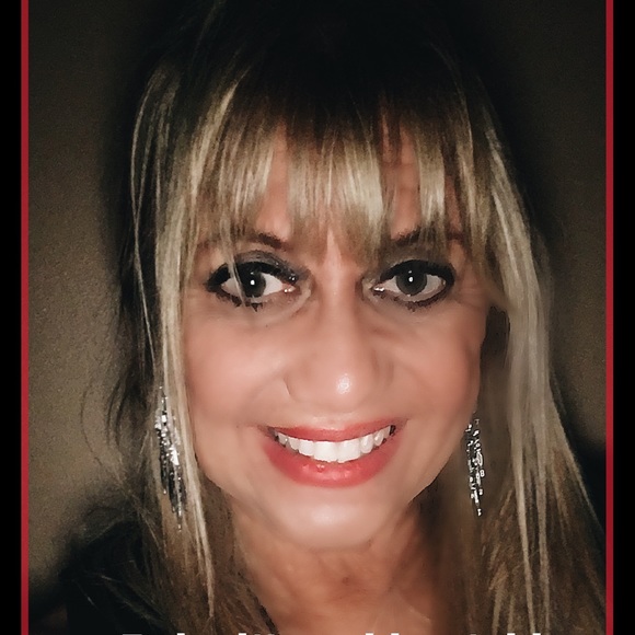 Meet your Posher Deborah💕 - Picture 1 of 3